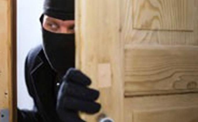 The escape of two accused from the Sangli police station, on the hands of the police | सांगलीत पोलिस ठाण्यातून दोन आरोपींचे पलायन, पोलिसांच्या हातावर तुरी The escape of two accused from the Sangli police station, on the hands of the police | सांगलीत पोलिस ठाण्यातून दोन आरोपींचे पलायन, पोलिसांच्या हातावर तुरी