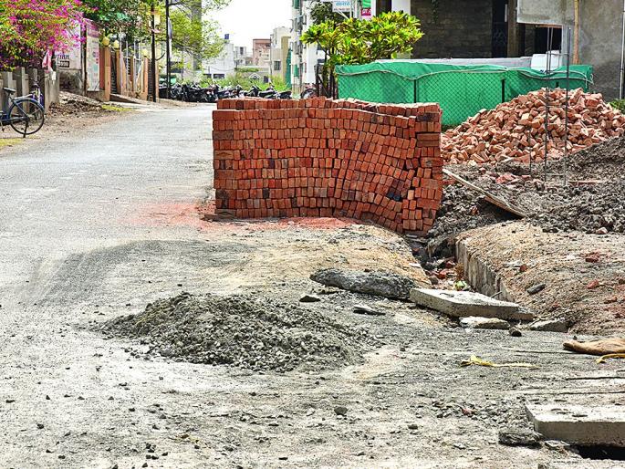 The construction material on the road, citizen get problems | बांधकाम साहित्य उठले अकोलेकरांच्या जीवावर! The construction material on the road, citizen get problems | बांधकाम साहित्य उठले अकोलेकरांच्या जीवावर!