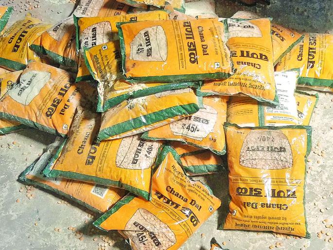 The administration is also inundated with poor supply of pulses | खराब डाळीच्या पुरवठ्याने प्रशासनही गोत्यात The administration is also inundated with poor supply of pulses | खराब डाळीच्या पुरवठ्याने प्रशासनही गोत्यात