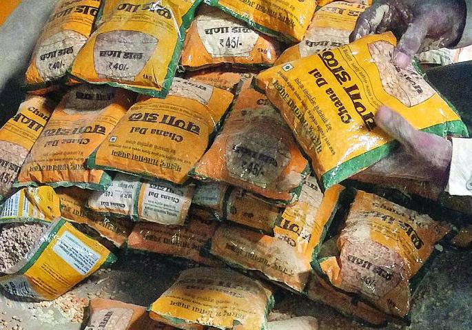 Ready to replace bad pulses to prevent action | कारवाई टाळण्यासाठी खराब डाळ बदलण्याची तयारी Ready to replace bad pulses to prevent action | कारवाई टाळण्यासाठी खराब डाळ बदलण्याची तयारी