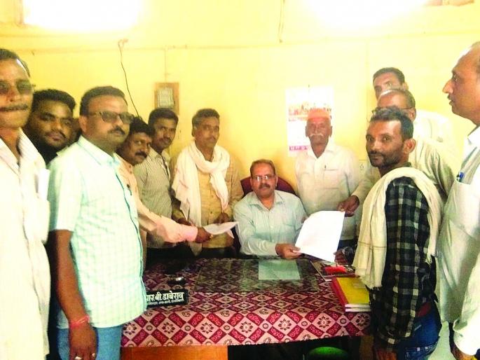 Farmers aggressive to help the Bondwali | बोंडअळीच्या मदतीसाठी शेतकरी आक्रमक Farmers aggressive to help the Bondwali | बोंडअळीच्या मदतीसाठी शेतकरी आक्रमक