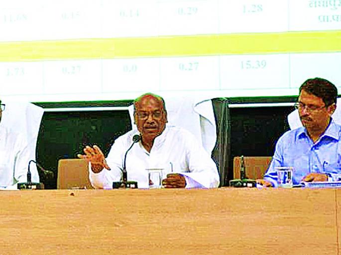 complete the maintenance of water shortage! - Sanjay Dhotre | चुका सुधारून पाणीटंचाई निवारणाची कामे पूर्ण करा! - संजय धोत्रे complete the maintenance of water shortage! - Sanjay Dhotre | चुका सुधारून पाणीटंचाई निवारणाची कामे पूर्ण करा! - संजय धोत्रे