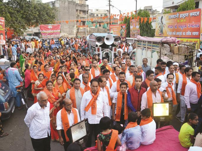 Shobhayatra in the city on the occasion of Parashuram birth anniversary | परशुराम जन्मोत्सवानिमित्त शहरातून निघाली शोभायात्रा
