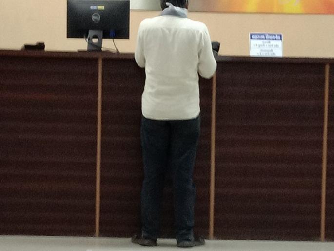 Lokmat sting: No entry in private hospital despite pneumonia | लोकमत स्टिंग : न्यूमोनिया असला तरी खासगी रुग्णालयात ‘नो एंट्री’