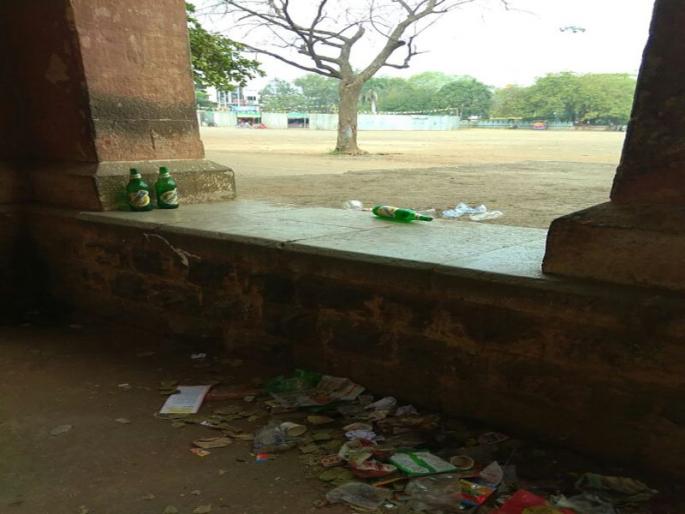 in Jalgaon madypi school | जळगावात विद्येच्या मंदिरात मद्यपींची भरतेय शाळा in Jalgaon madypi school | जळगावात विद्येच्या मंदिरात मद्यपींची भरतेय शाळा