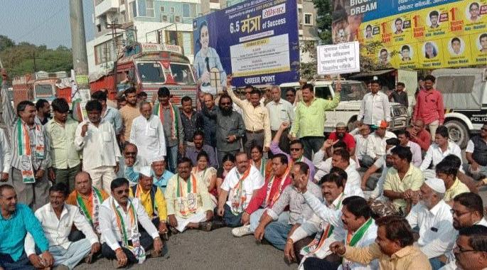 Rashtarko agitation in Bhusawal | भुसावळला नागरीप्रश्न रास्तारोको आंदोलन