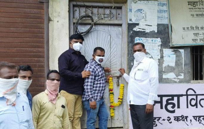 Defeated the closed power distribution office at Pahur | पहूर येथील बंद वीज वितरण कार्यालयाला घातला हार Defeated the closed power distribution office at Pahur | पहूर येथील बंद वीज वितरण कार्यालयाला घातला हार