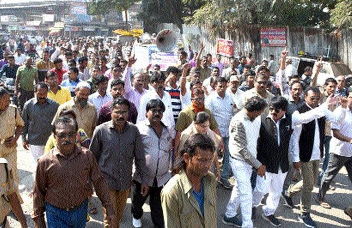 Rickshaw drivers' march at Bhusawal | भुसावळ येथे रिक्षा चालकांचा मोर्चा Rickshaw drivers' march at Bhusawal | भुसावळ येथे रिक्षा चालकांचा मोर्चा