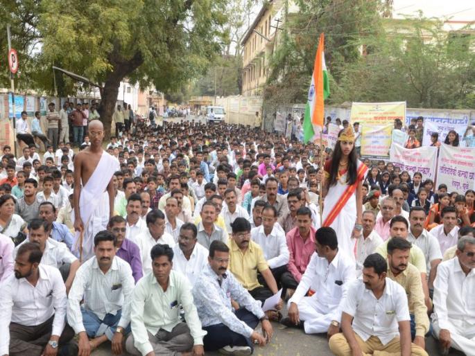 Dhule district has not received any food subsidy for three years | धुळे जिल्ह्यात तीन वर्षांपासून मिळाले नाही भोजन अनुदान Dhule district has not received any food subsidy for three years | धुळे जिल्ह्यात तीन वर्षांपासून मिळाले नाही भोजन अनुदान