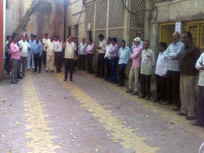 Senior corporator's senior officer in Dhule municipality gets angry | धुळे महापालिकेत नगरसेवकाची वरिष्ठ अधिकाºयास शिविगाळ Senior corporator's senior officer in Dhule municipality gets angry | धुळे महापालिकेत नगरसेवकाची वरिष्ठ अधिकाºयास शिविगाळ