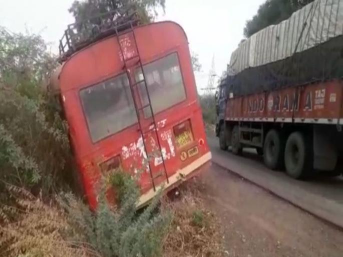Sakri Sand dump-bus accident, 22 injured | साक्रीत वाळूचा डंपर-बसमध्ये अपघात, २२ जखमी Sakri Sand dump-bus accident, 22 injured | साक्रीत वाळूचा डंपर-बसमध्ये अपघात, २२ जखमी