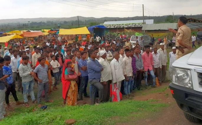 Significant women in the market for Dhanar Weeks | धनेरच्या आठवडे बाजारात महिला लक्षणीय Significant women in the market for Dhanar Weeks | धनेरच्या आठवडे बाजारात महिला लक्षणीय