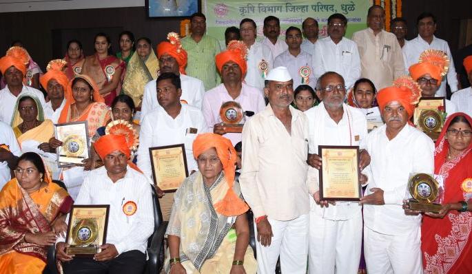 Dhule District Council honors 20 farmers | धुळे जिल्हा परिषदेतर्फे २० शेतकºयांचा सन्मान Dhule District Council honors 20 farmers | धुळे जिल्हा परिषदेतर्फे २० शेतकºयांचा सन्मान