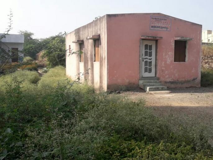 Deshmukh threatens health of tribal population in Anganwadi | देशमाने आदीवासी वस्तीतील अंगणवाडीचे आरोग्य धोक्यात Deshmukh threatens health of tribal population in Anganwadi | देशमाने आदीवासी वस्तीतील अंगणवाडीचे आरोग्य धोक्यात