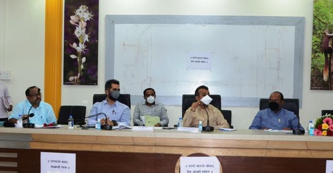 Excess water should be released to Maan-Khatav: Guardian Minister | अतिरिक्त पाणी माण-खटावकडे सोडावे :पालकमंत्री Excess water should be released to Maan-Khatav: Guardian Minister | अतिरिक्त पाणी माण-खटावकडे सोडावे :पालकमंत्री