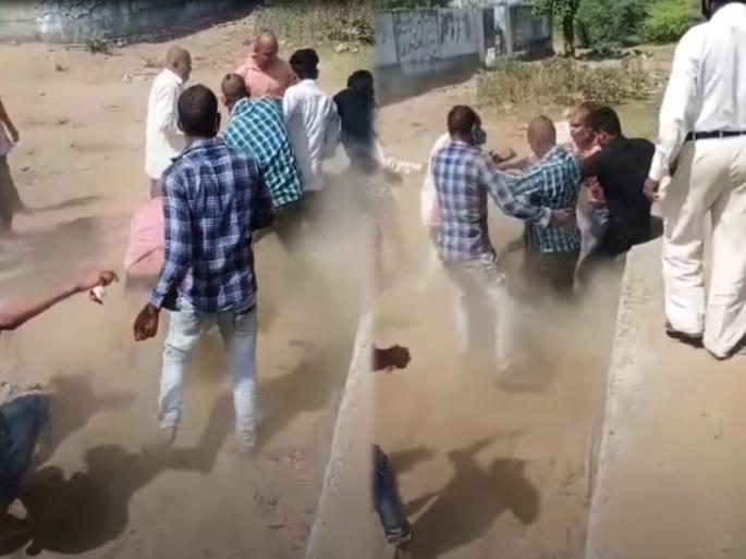 Viral video : After father's death sons quarreled in the crematorium for property | VIDEO : हेच राहिलं होतं! वडिलांच्या अस्थी नेण्यासाठी आलेल्या मुलांमध्ये स्मशानभूमीतच प्रॉपर्टीवरून जोरदार भांडण.... Viral video : After father's death sons quarreled in the crematorium for property | VIDEO : हेच राहिलं होतं! वडिलांच्या अस्थी नेण्यासाठी आलेल्या मुलांमध्ये स्मशानभूमीतच प्रॉपर्टीवरून जोरदार भांडण....