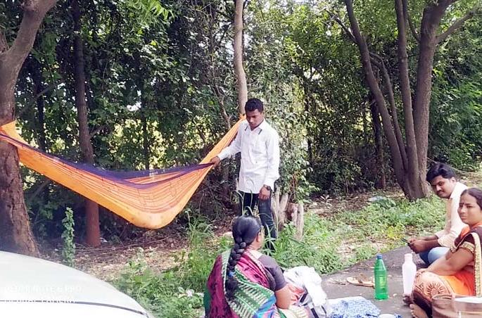 Maya's workout; I am engrossed in CET exam ... Father is stunned with the baby | मायेची कसरत; आई सीईटी परीक्षेत मग्न...पिता झोळीतल्या बाळासोबत दंग Maya's workout; I am engrossed in CET exam ... Father is stunned with the baby | मायेची कसरत; आई सीईटी परीक्षेत मग्न...पिता झोळीतल्या बाळासोबत दंग