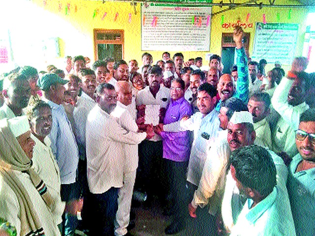 Onion auction closed in Nandurshingot | नांदूरशिंगोटेत कांदा लिलाव बंद Onion auction closed in Nandurshingot | नांदूरशिंगोटेत कांदा लिलाव बंद