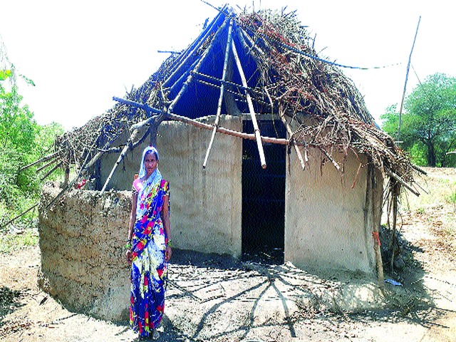 Water damage to Vatara by fire | वटारला झापास आग लागून नुकसान Water damage to Vatara by fire | वटारला झापास आग लागून नुकसान