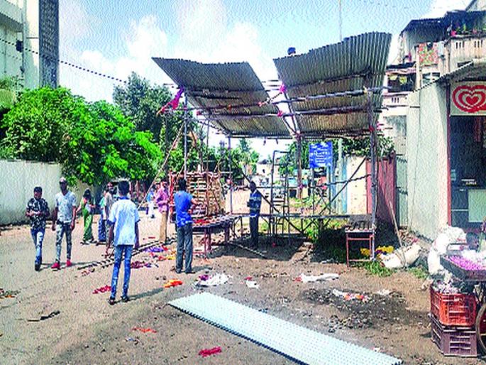 Ganeshmandal on the backfoot due to eloquent rules | जाचक नियमांमुळे गणेशमंडळे बॅकफूटवर Ganeshmandal on the backfoot due to eloquent rules | जाचक नियमांमुळे गणेशमंडळे बॅकफूटवर