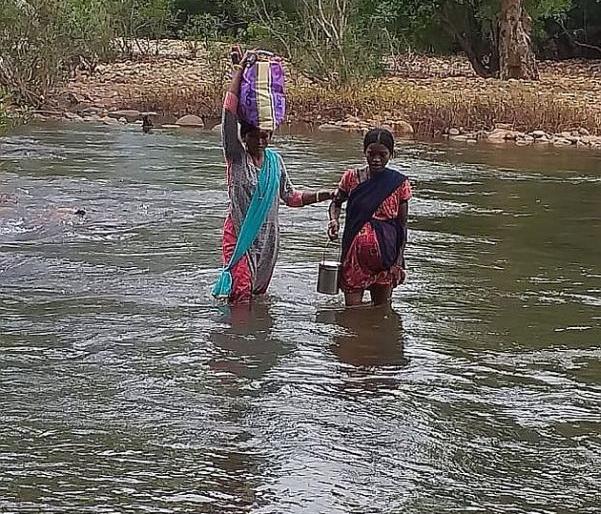 This is called courage! A 9-month pregnant woman walked a distance of 23 km to the hospital | याला म्हणतात हिंमत! ९ महिन्यांची गरोदर महिला २३ कि.मी.चे अंतर चालून आली दवाखान्यात This is called courage! A 9-month pregnant woman walked a distance of 23 km to the hospital | याला म्हणतात हिंमत! ९ महिन्यांची गरोदर महिला २३ कि.मी.चे अंतर चालून आली दवाखान्यात