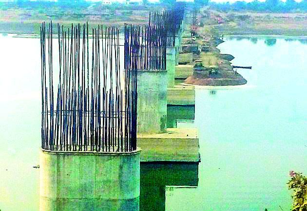 Pranhita bridge work | प्राणहिता पुलाचे काम सुरू Pranhita bridge work | प्राणहिता पुलाचे काम सुरू