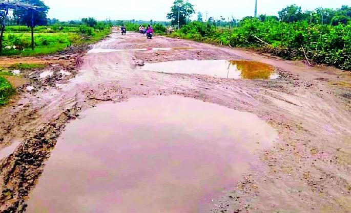 The Sironcha-Alapally-Aheri road is rocky | सिरोंचा-आलापल्ली-अहेरी मार्ग खड्डेमय The Sironcha-Alapally-Aheri road is rocky | सिरोंचा-आलापल्ली-अहेरी मार्ग खड्डेमय
