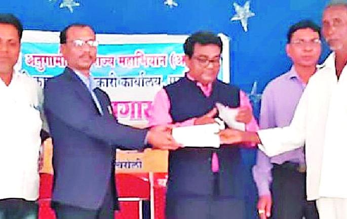 Provide benefits to the last workers | शेवटच्या कामगारांपर्यंत लाभ पोहोचवा