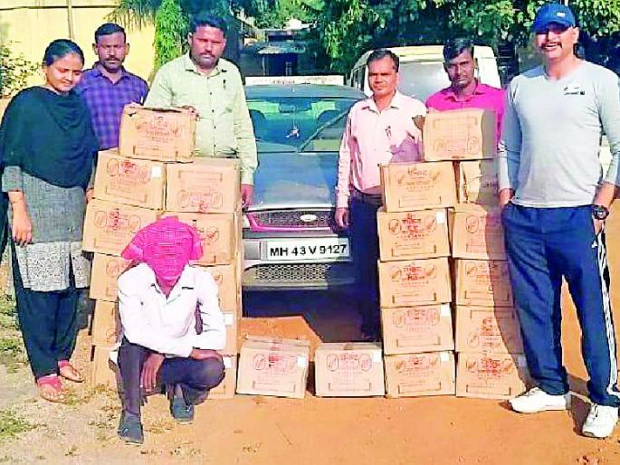 Two cars carrying alcohol seized | दोन लाखांच्या दारूसह वाहतूक करणारी कार जप्त