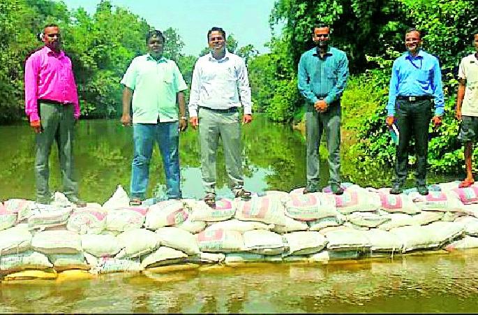 The CEOs reviewed the construction work | सीईओंनी केली बंधारा कामाची पाहणी The CEOs reviewed the construction work | सीईओंनी केली बंधारा कामाची पाहणी