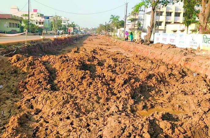 Work on the Chamarshi highway stalled again in a partial state | चामाेर्शी महामार्गाचे काम अर्धवट स्थितीत पुन्हा ठप्प