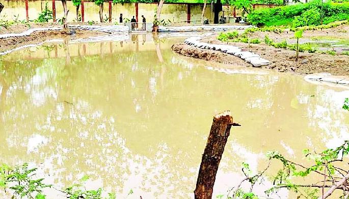 Construction of the lake on the CRPF | सीआरपीएफच्या वतीने तलावाची निर्मिती Construction of the lake on the CRPF | सीआरपीएफच्या वतीने तलावाची निर्मिती