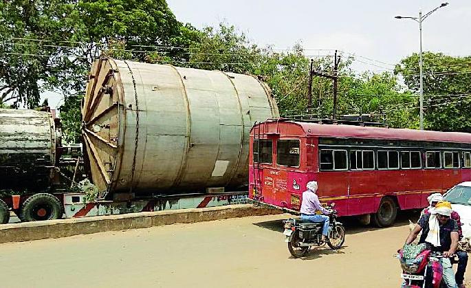 The trailer caused traffic congestion | ट्रेलरमुळे वाहतुकीची कोंडी वाढली