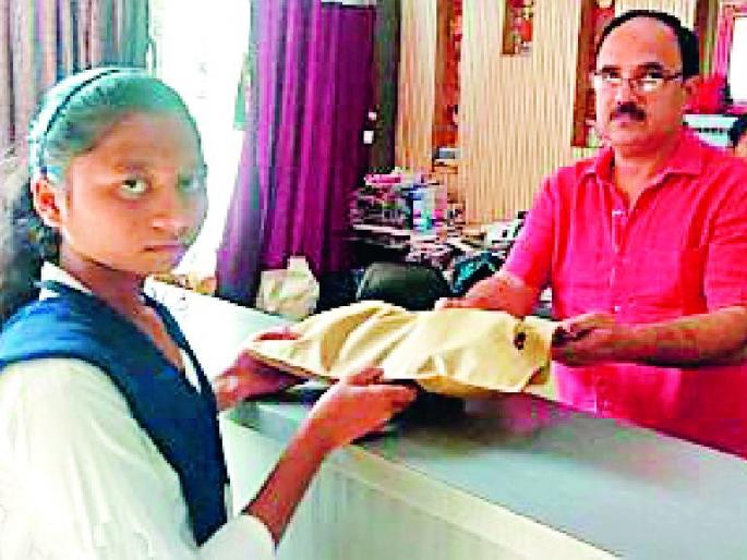 Helping the unfounded sisters | निराधार बहिणींना मदतीचा हात Helping the unfounded sisters | निराधार बहिणींना मदतीचा हात