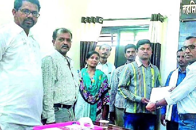 After 12 years, in the Hireng Gram Panchayat, office bearer, Arud | १२ वर्षानंतर हिरंगे ग्रामपंचायत मध्ये पदाधिकारी आरूढ