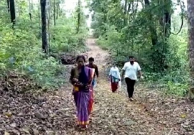 After five days, adiwasi woman walked again for a distance of 23 km | पाच दिवसांची ओली बाळंतीण पुन्हा चालत गेली २३ कि.मी.चे अंतर