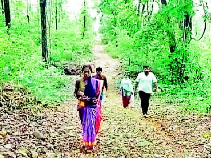 Even after delivery, 'that' unfortunate mother travels on foot with the baby | प्रसूतीनंतरही ‘त्या’ अभागी मातेचा बाळासह पायीच प्रवास Even after delivery, 'that' unfortunate mother travels on foot with the baby | प्रसूतीनंतरही ‘त्या’ अभागी मातेचा बाळासह पायीच प्रवास
