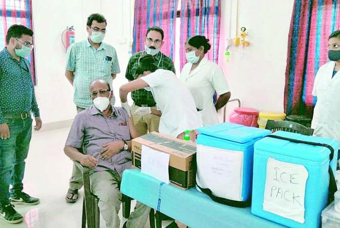 Senior citizens lead in vaccination | लसीकरणात ज्येष्ठ नागरिक आघाडीवर