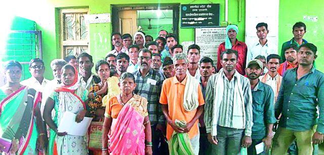 The Bank of Etapally closed the bank due to lack of staff | कर्मचाऱ्यांअभावी एटापल्लीतील बँक बंद The Bank of Etapally closed the bank due to lack of staff | कर्मचाऱ्यांअभावी एटापल्लीतील बँक बंद