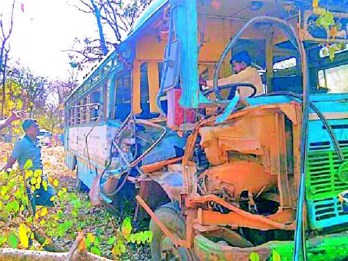 The bus-tractor collision, two serious | बस-ट्रॅक्टरची टक्कर, दोन गंभीर The bus-tractor collision, two serious | बस-ट्रॅक्टरची टक्कर, दोन गंभीर