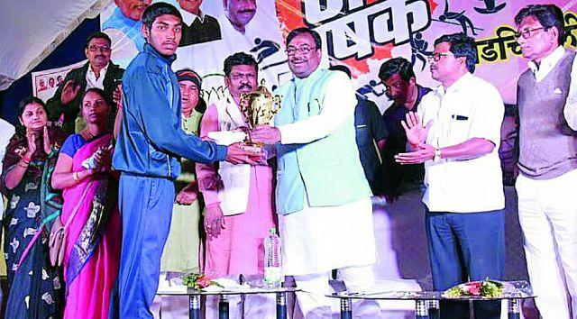 Provide fund for modernization of district stadium | जिल्हा स्टेडियमच्या आधुनिकीकरणासाठी निधी देणार