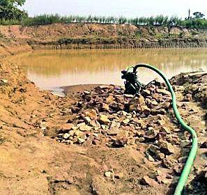 The work of Jalaksh Shiva's work in the district is in the cold storage | जिल्ह्यात जलयुक्त शिवाराची कामे थंडबस्त्यात The work of Jalaksh Shiva's work in the district is in the cold storage | जिल्ह्यात जलयुक्त शिवाराची कामे थंडबस्त्यात