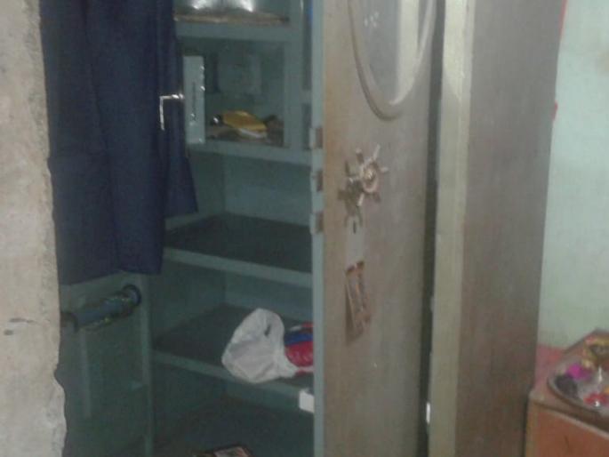 In the suburb of Kolhapur city, at least two houses worth Rs | कोल्हापूर शहरासह उपनगरांत दोन ठिकाणी घरफोडी, दीड लाख किमतीचा मुद्देमाल लंपास In the suburb of Kolhapur city, at least two houses worth Rs | कोल्हापूर शहरासह उपनगरांत दोन ठिकाणी घरफोडी, दीड लाख किमतीचा मुद्देमाल लंपास