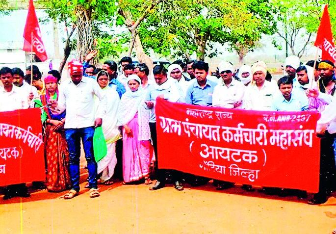 Pay salaries to the tired | थकीत वेतन भत्ते द्या