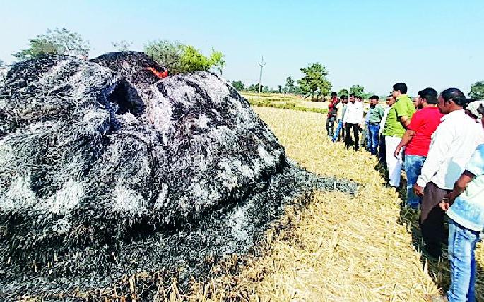 Paddy burnt at Kotjambura | कोटजांभूरा येथे धानाचे पुंजणे जाळले Paddy burnt at Kotjambura | कोटजांभूरा येथे धानाचे पुंजणे जाळले