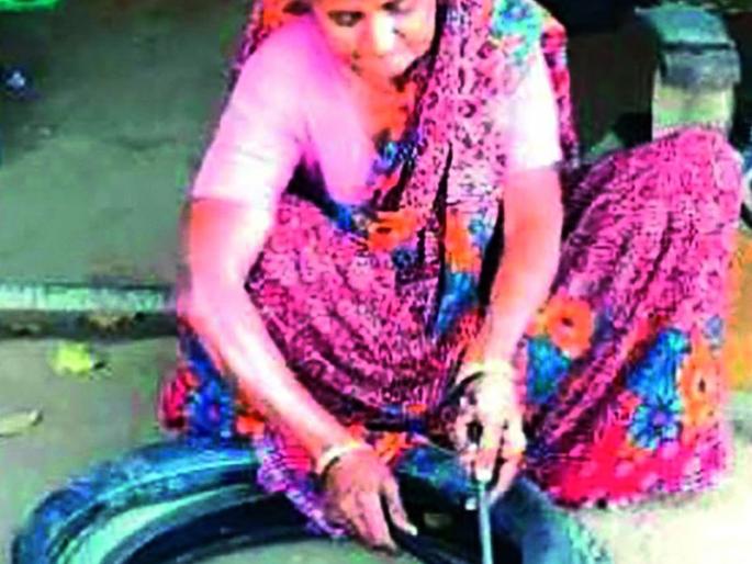 In the seventies, she still does puncture repair work | सत्तरीतील भागरथा करते अजूनही पंक्चर दुरूस्तीचे काम In the seventies, she still does puncture repair work | सत्तरीतील भागरथा करते अजूनही पंक्चर दुरूस्तीचे काम