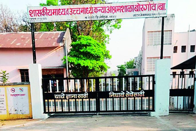 The headmaster fired two teachers | मुख्याध्यापकांनी केले दोन शिक्षकांना कार्यमुक्त