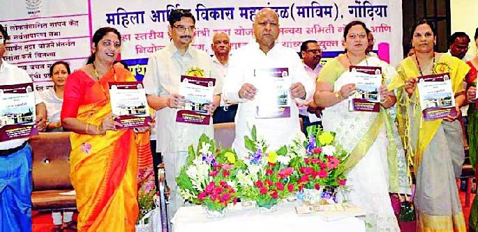 Women should be economically capable | महिलांनी आर्थिकदृष्ट्या सक्षम व्हावे Women should be economically capable | महिलांनी आर्थिकदृष्ट्या सक्षम व्हावे