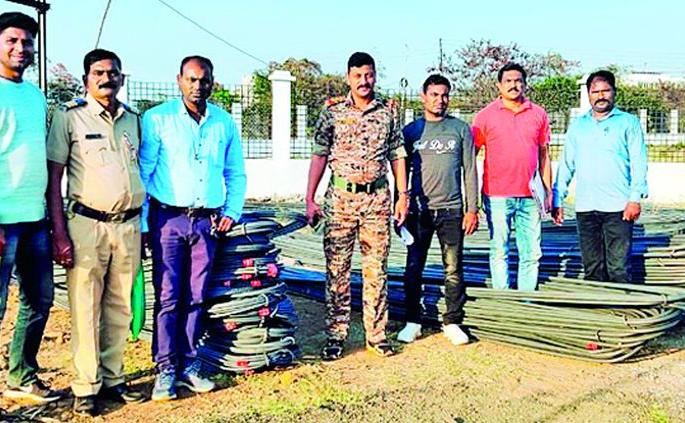 The four-wheeler was also seized along with iron rods | लोखंडी सळ्यांसह गुन्ह्यातील चारचाकी वाहनही केले जप्त