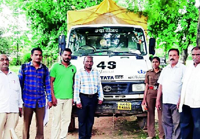 Vehicle filled with teak | सागवान भरलेले वाहन पकडले Vehicle filled with teak | सागवान भरलेले वाहन पकडले